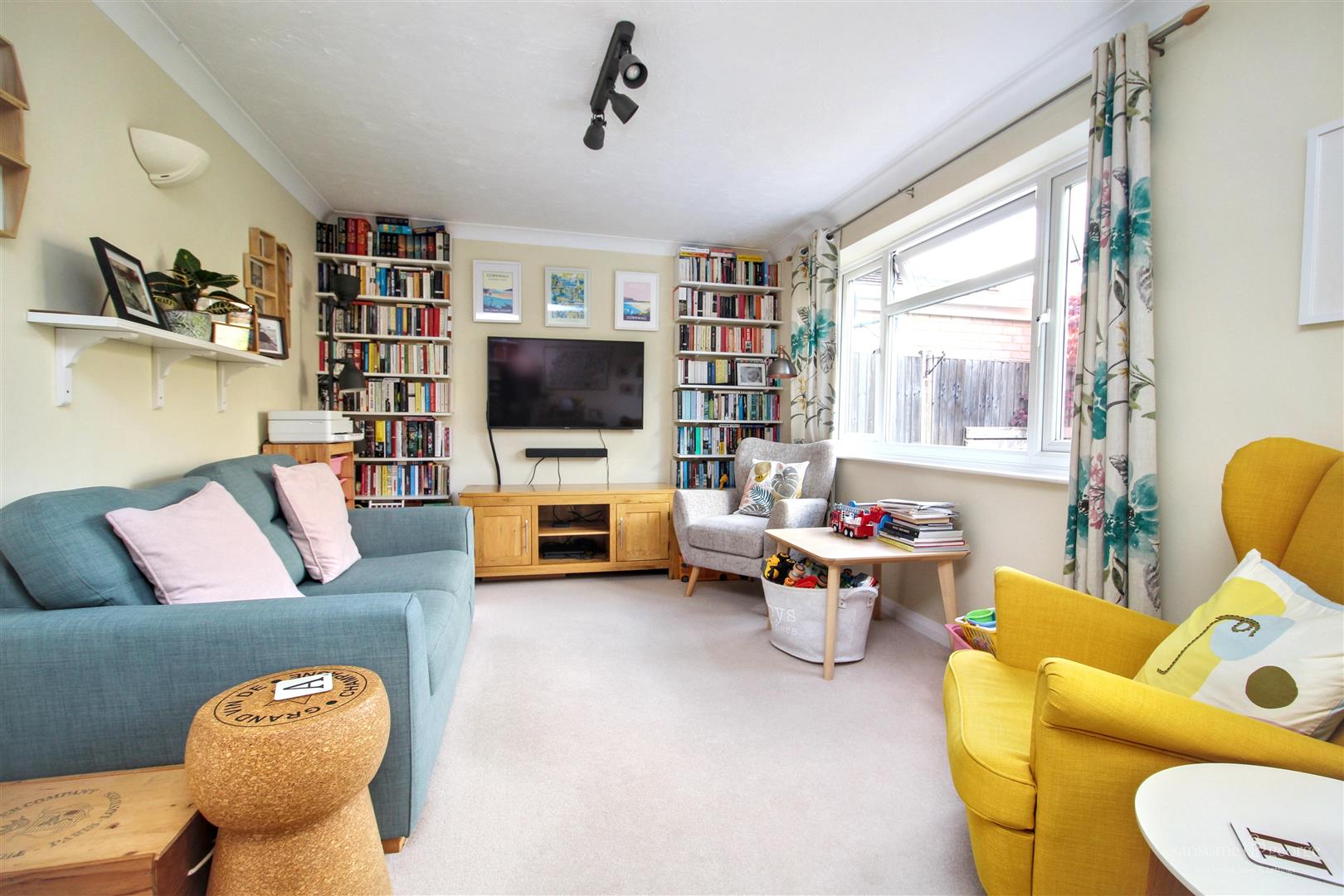 3 bed property in Lilac Close, Reading